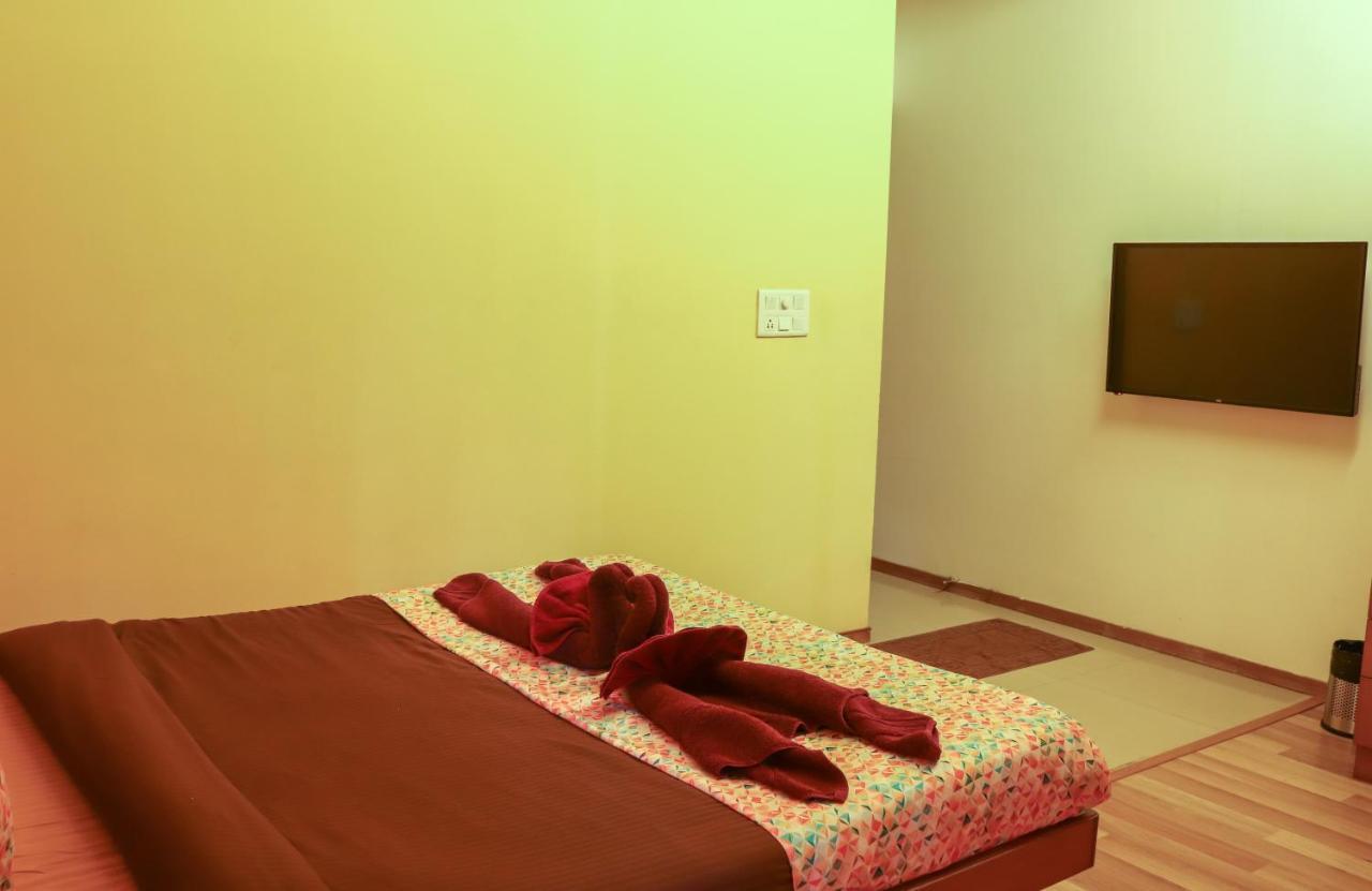 Surya Kiran Miramar Panzió Panadzsi Kültér fotó